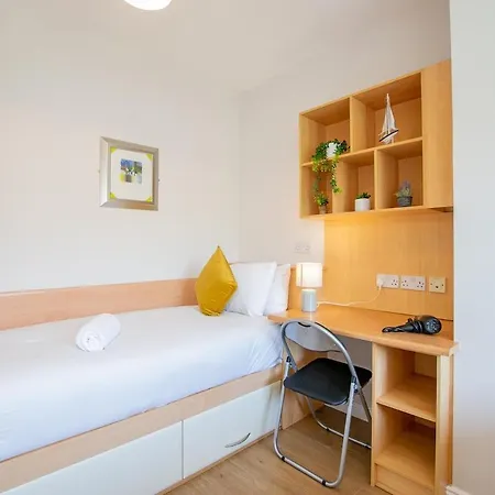 4 Bed Besides Campus - Sleeps 5 *