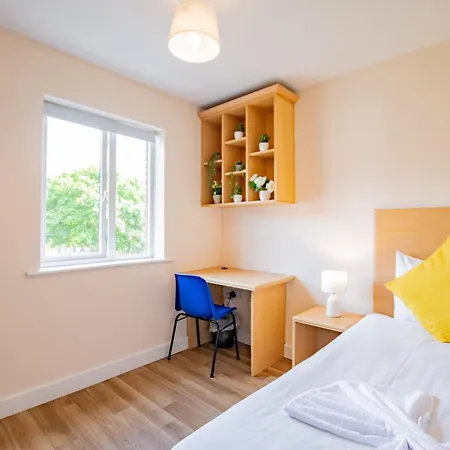 4 Bed Besides Campus - Sleeps 5 * Limerick Junction